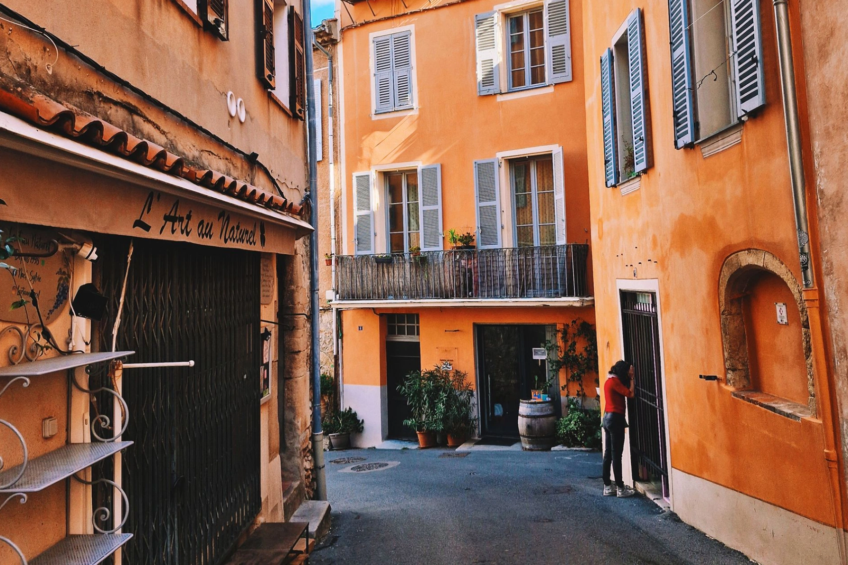 Ruelle chaleureuse du vieux Biot aux façades ocre