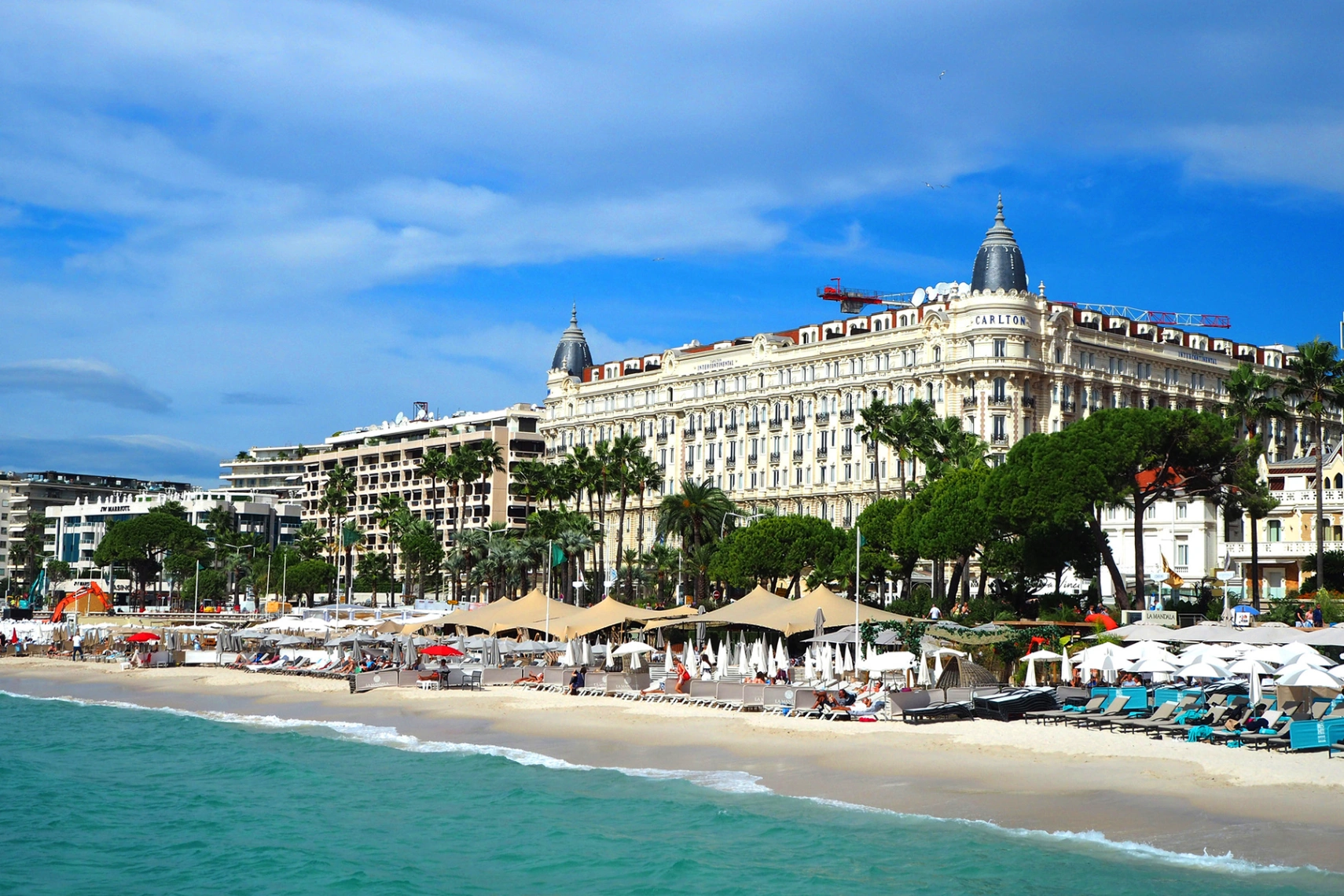 Front de mer de Cannes avec hôtels et plage