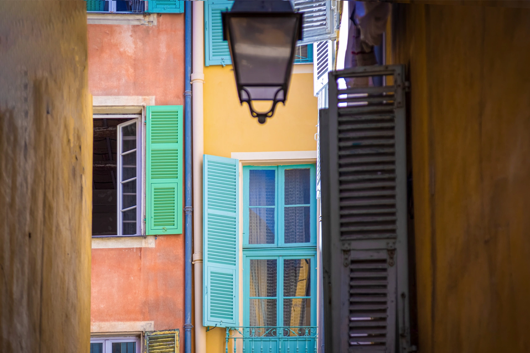 Façade niçoise aux volets pastel dans le centre de Nice