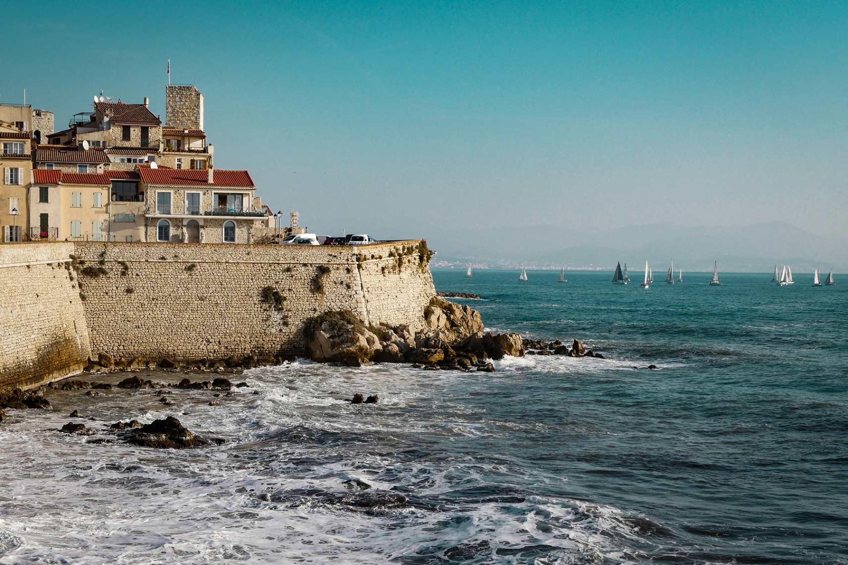 Remparts et mer à Antibes avec voiliers au large